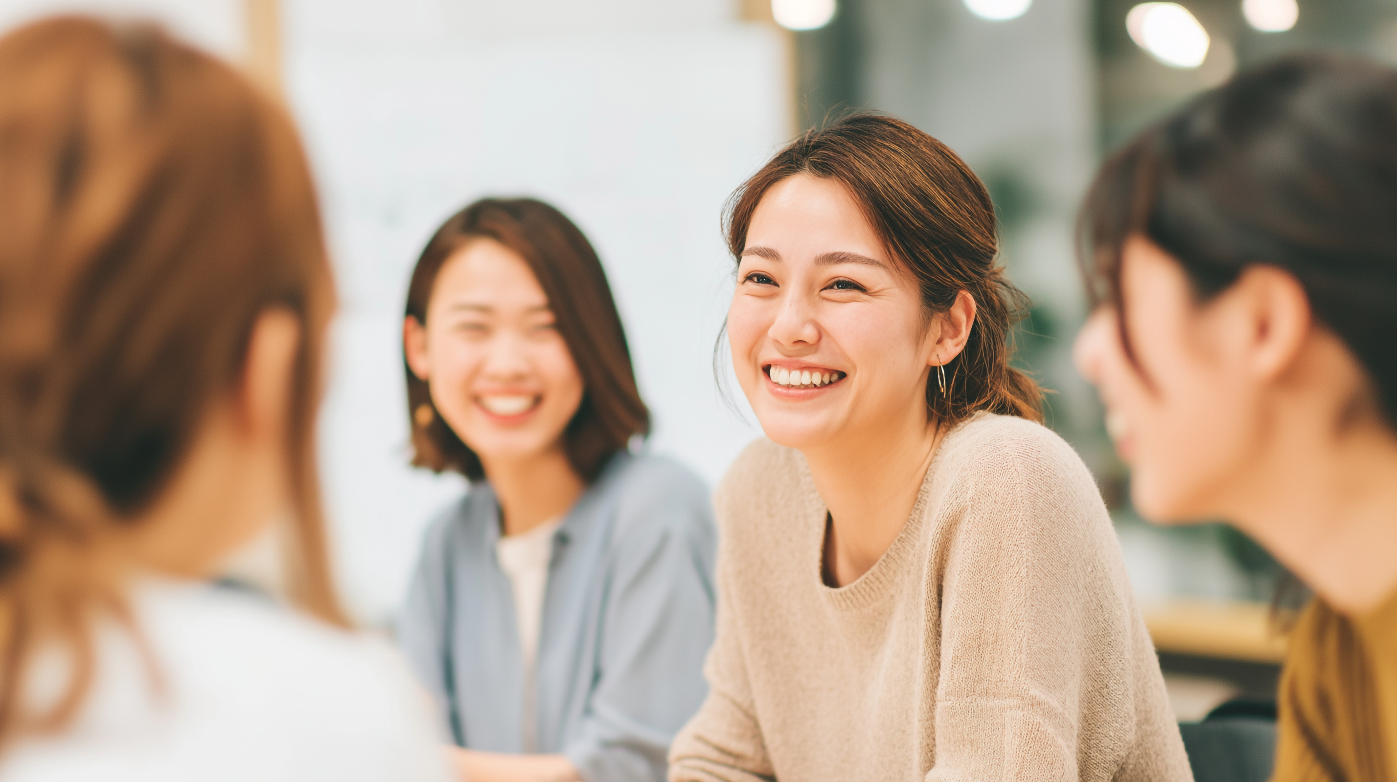 勉強会で笑顔で学ぶ参加者たち