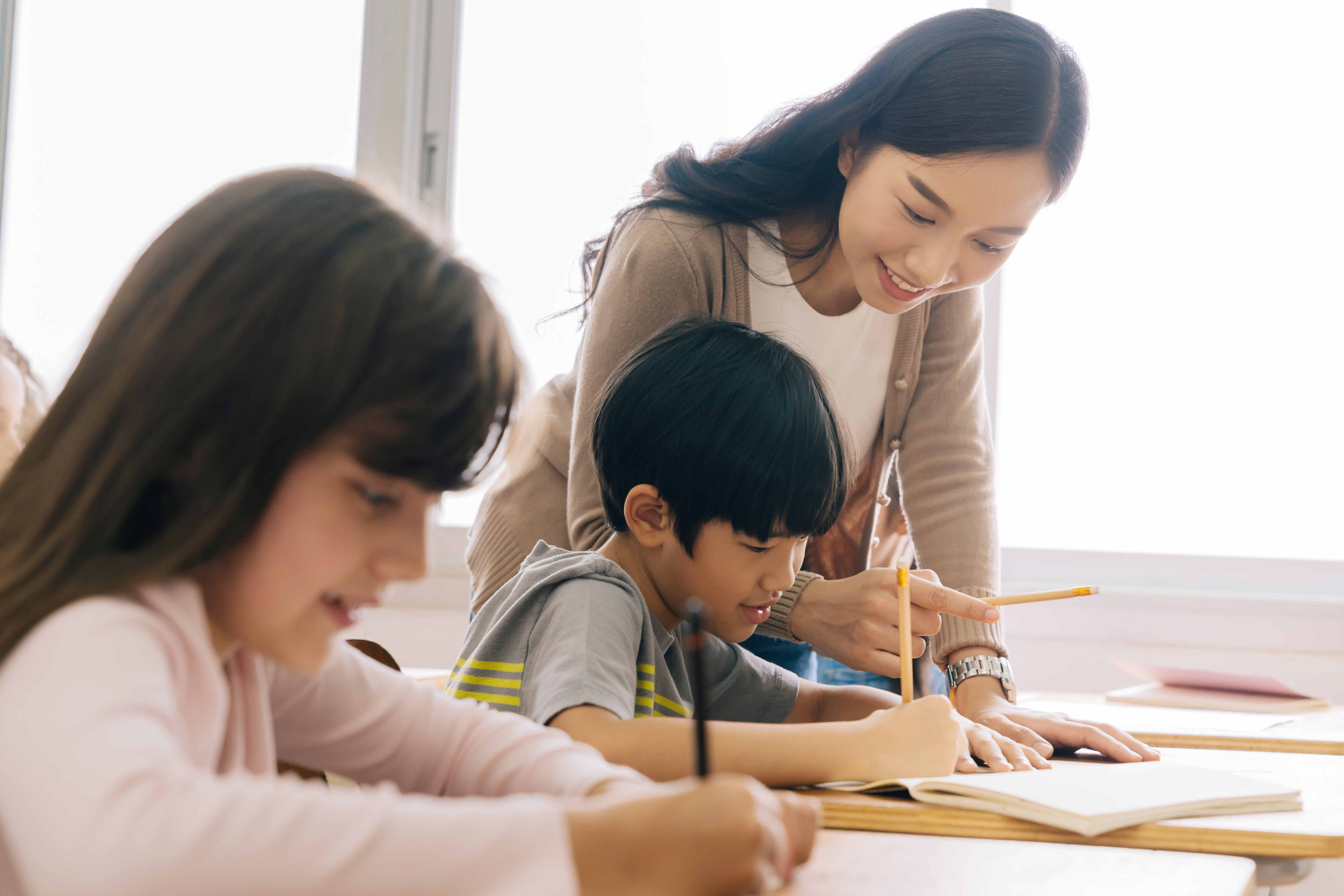 笑顔で学ぶ参加者と講師