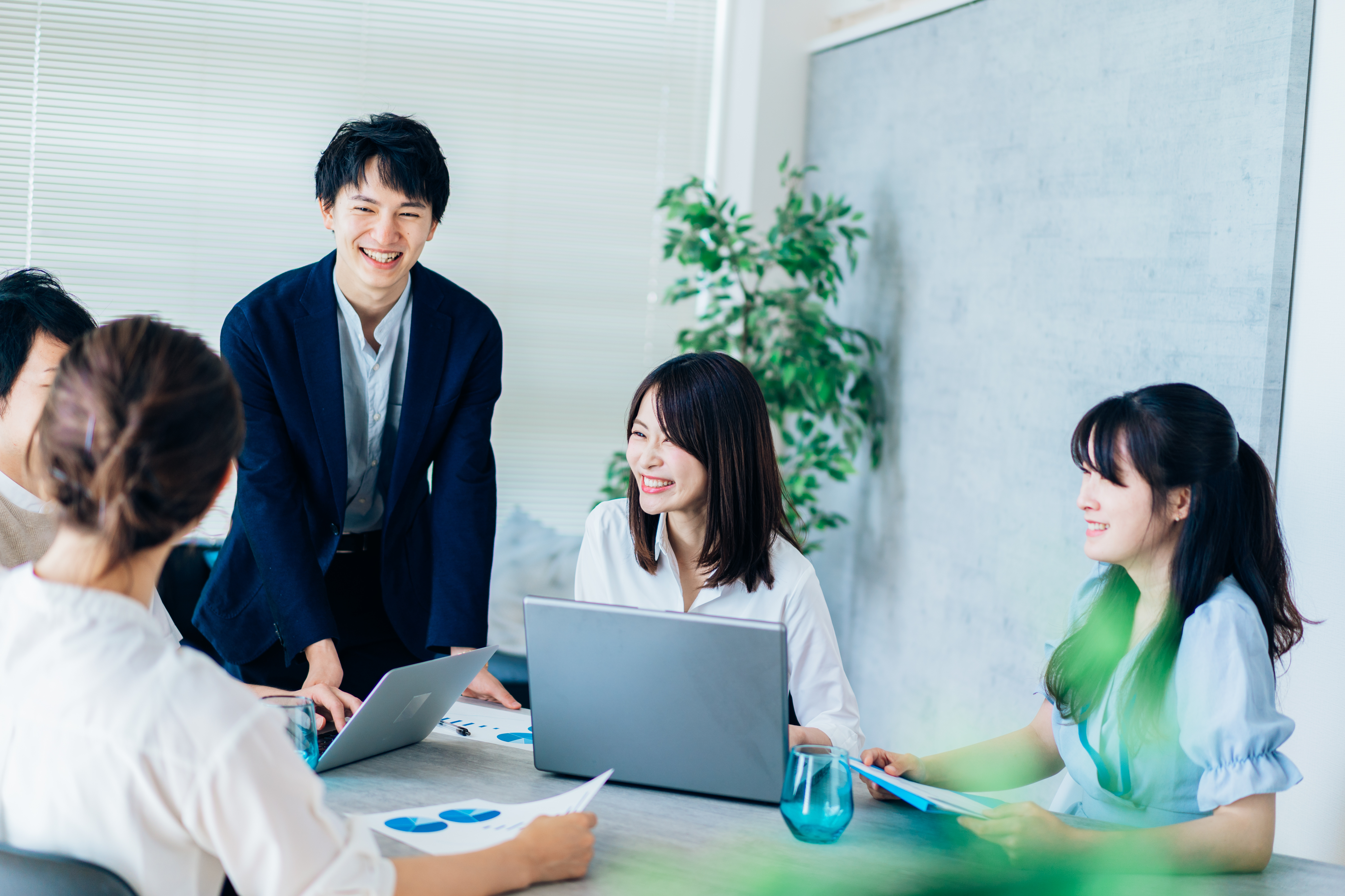 笑顔でディスカッションする勉強会参加者たち